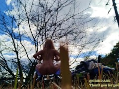 「最高♪気持ちよすぎ♡」青空の下で公園で露出オナニーするギャル - Screenshot 6 of 16 - ギャル