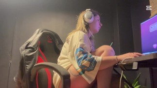 Пердеж во время игры в платье, чтобы произвести впечатление в стрингах. Полный клип на моей странице