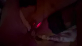 Смотри, как я растягиваю ее тугую киску