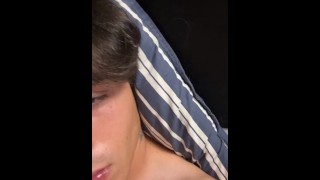 me masturbando na cama do meu primo