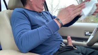 Ausgedehntes Auto wichsen und abspritzen. Wichsen und mit mir in meinem Auto abspritzen. Auch verbal.