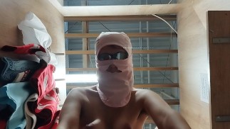 Сексуальная мама примеряет чулки. Сексуальная брюнетка примеряет одежду в примерочной.