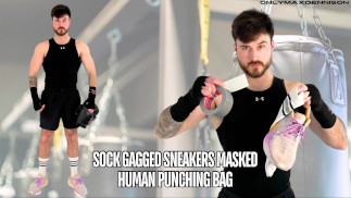 baskets en chaussettes bâillonées masquées sac de frappe humain