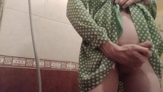 Transmädchen unter der Dusche