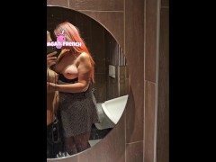 Exhib lesbien : deux lesbiennes amateur alt s’exhibent aux toilettes du mac do x REAGANFRENCHOFF