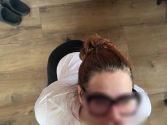 Giovane segretaria troia tradisce il marito con il capo e si fa sborrare in faccia (DIALOGHI ITA)