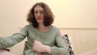 Transmädchen Stesha masturbiert ihren kleinen Kitzler
