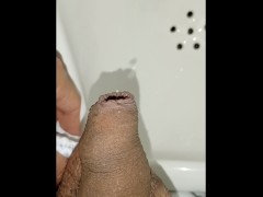 公衆トイレでの必死の放尿、オナニー、彼らは私をクローズアップで捉えそうになった - Screenshot 6 of 16 - Pissing