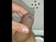公衆トイレでの必死の放尿、オナニー、彼らは私をクローズアップで捉えそうになった - Screenshot 8 of 16 - Men Pissing Public