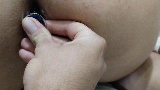 Вставляю анальную пробку в попку непослушной брюнетки-любительницы и мастурбирую ее тугую киску