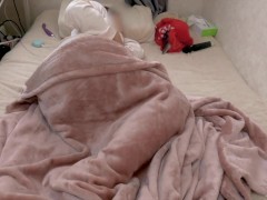 【個人撮影】AVを見ながらうつ伏せオナニー♡後ろから見られてると思うとすごく興奮しちゃう♡日本人女子♡素人娘のリアルなオナニー♡ - Screenshot 5 of 16 - Wet Panties