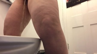 Писает стоя в туалет | Отчаянно хочу пописать