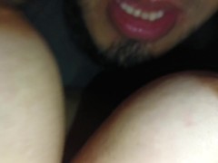 Le chupan los pezones a mis esposa hasta que se viene - Screenshot 9 of 16 - Pezones Mordiendo