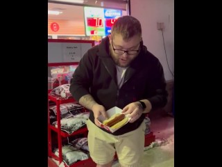 Собака пожирает