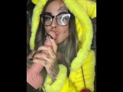 Une salope otaku qui ce fait plaisir en Pikachu