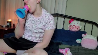 Сосет фальшивый член~ 💖