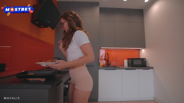 Моя сводная сестра решила испечь печенье, но ей снова пришлось сосать и трахаться