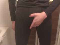 【女性向け＆コンドーム】寒いので、フル勃起したチ○ポにもコンドームという名の防寒着を着用させてコスって温めてみた - Screenshot 3 of 16 - 女性向け
