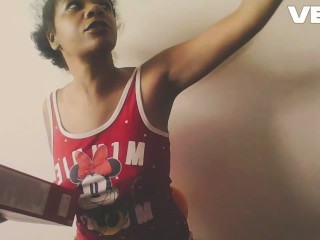 КРУТАЯ ДЕВУШКА С СЕКСУАЛЬНОЙ КОРИЧНЕВОЙ КОЖЕЙ ДЕЛАЕТ МИНЕТ ОГРОМНОМУ ЧЛЕНУ