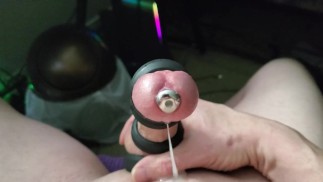 Femboy non riesce a controllare il loro cazzo dallo sparare sperma.