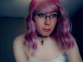 Гот-трансгёрл изо всех сил пытается засунуть анальную пробку себе в задницу