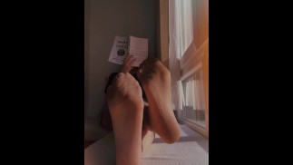 Игнорирую тебя, пока читаю книгу
