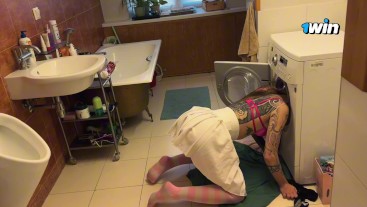 Hot татуированная соседка застряла в стиральной машине и была трахнута от первого лица