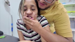 Voy por un medicamento y me terminan follando (mi novio esta esperando que salga)