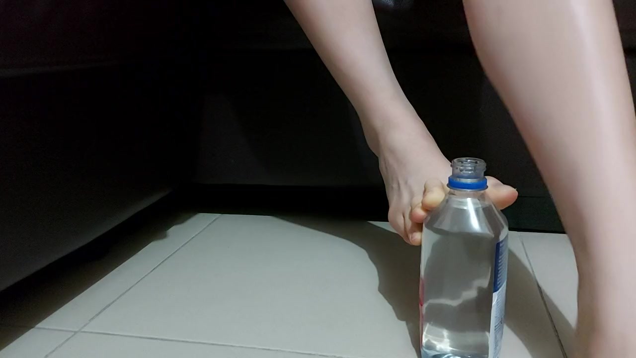 Opening and closing water bottle with feet