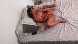 Je me masturbe la chatte dans la chambre de mon beau-père.