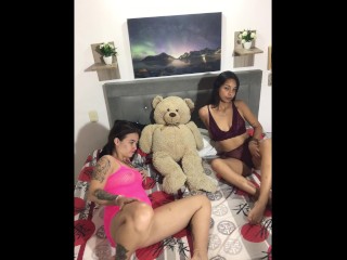 Я лижу киску своей подруги до оргазма.