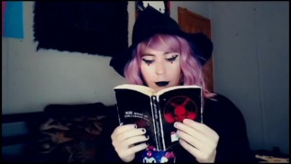 Готическая ведьма возбуждается от сатаны и ДОЛЖНА кончить СЕЙЧАС