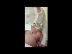 La segretaria non vede l'ora di infilarsi un dildo