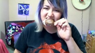 есть мороженое в шоколаде