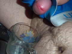 Мастурбирую член трусиками и кончаю в кружку