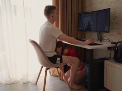 Захотела ТРАХНУТЬ ЕГО и сделала это пока он играл (а он и не возражал) - Screenshot 4 of 16 - Amateur Couple