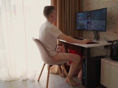 Захотела ТРАХНУТЬ ЕГО и сделала это пока он играл (а он и не возражал) - Screenshot 5 of 16 - Cock Sucking