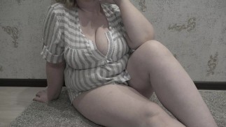 成熟的家庭主妇胖荡妇与大自然的大奶子在网络摄像头上展示她的阴户。