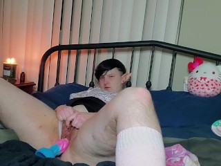 Симпатичный фембой трахает себя👀