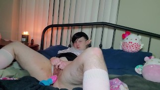 Симпатичный фембой трахает себя👀