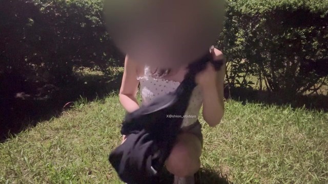 【野外露出】夜の公園で全裸になって潮吹きオナニーする個人撮影、途中誰か来たかと思って…
