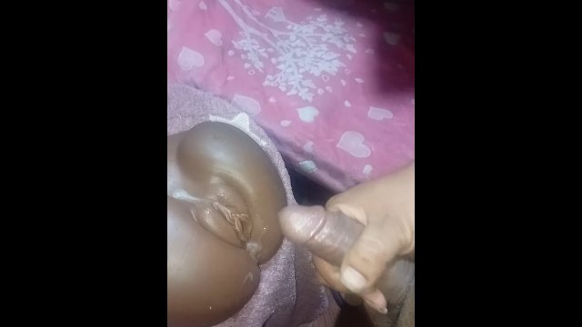 Sexo vaginal con mi muñeca morena