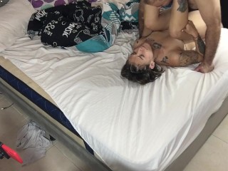 Я занимаюсь сексом со своим возбужденным отчимом, и он кончает в меня.