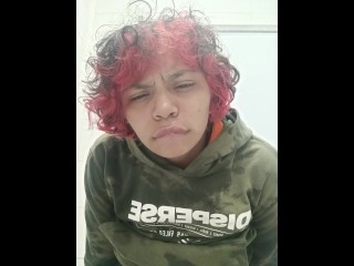 Me Masturbo En El Baño Mientras Tienen Una Junta Afuera