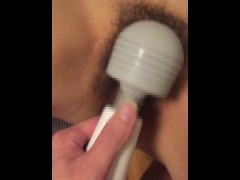 【痙攣逝き必須】結婚初期に３ヶ月ほどレスが続き 超発情期の変態妻が甘えて鼻息荒く責めてきたので大好きな電マ責めを使い布ソファーの上で大量失禁させた - Screenshot 11 of 16 - 人妻