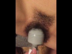 【痙攣逝き必須】結婚初期に３ヶ月ほどレスが続き 超発情期の変態妻が甘えて鼻息荒く責めてきたので大好きな電マ責めを使い布ソファーの上で大量失禁させた - Screenshot 8 of 16 - 電マ