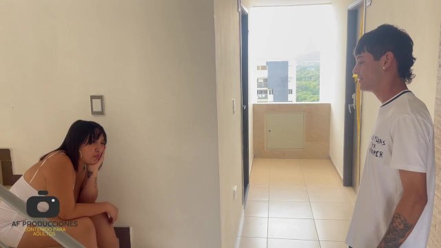 Mi vecina MILF CULONA le es infiel a su marido conmigo y me ruega que me le venga adentro de su coño