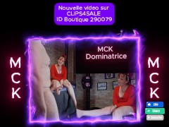 Je me fais jouir au vibro pendant que mon soumis me lèche les pieds et jouit dessus