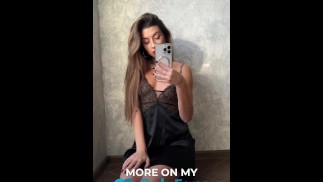 Страстная брюнетка в прозрачном платье раздевается и дразнит тебя