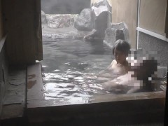 無修正　倫熟年カップル温泉旅館露天クン二､フェラ抜き - Screenshot 1 of 16 - Japanese 無 修正 熟 女
